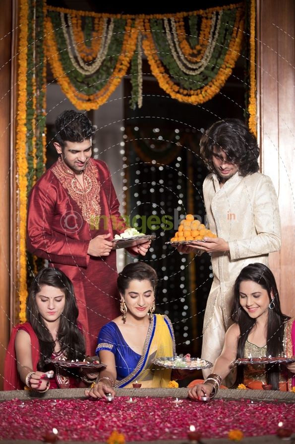 couples decorating home on diwali 