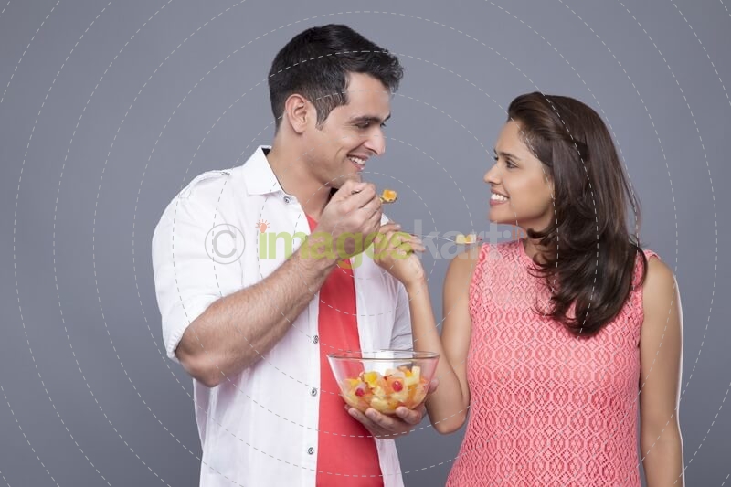couple eating fresh fruits 