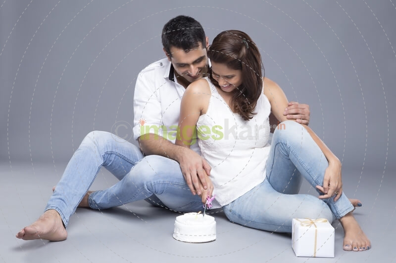 husband and wife cutting cake 