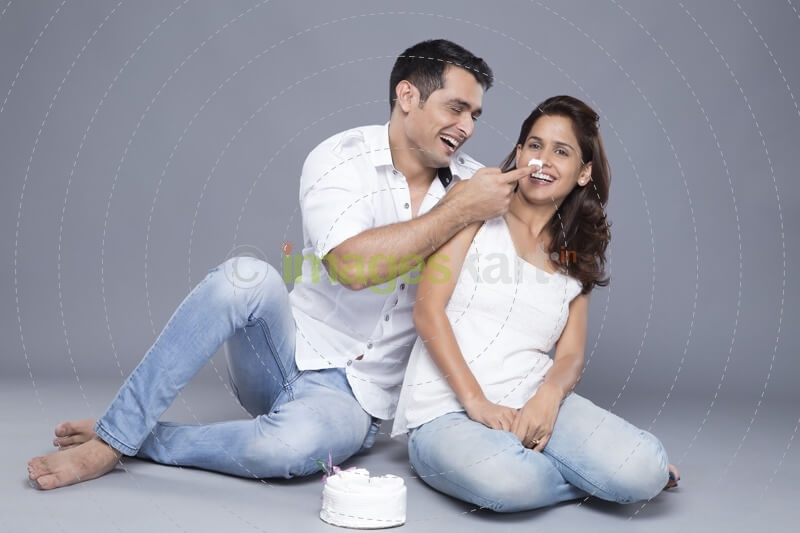 husband and wife cutting cake 