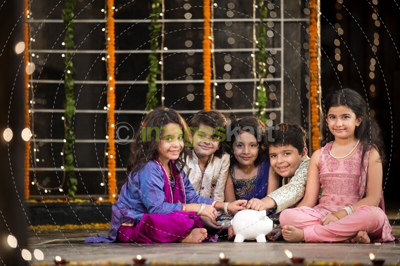 kids with piggy bank on diwali 
