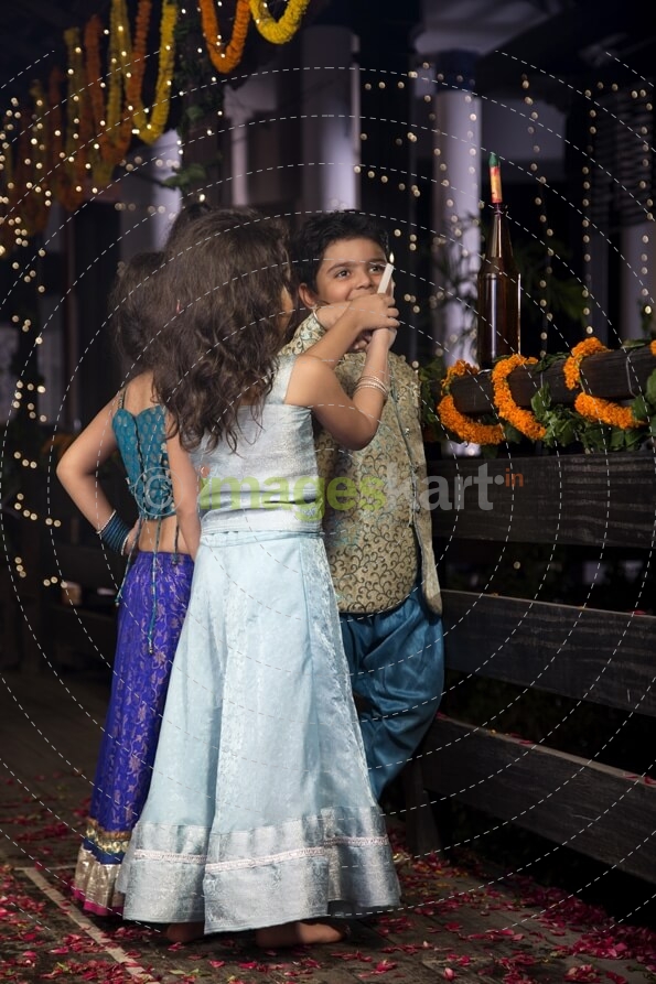 kids burning crackers on diwali 