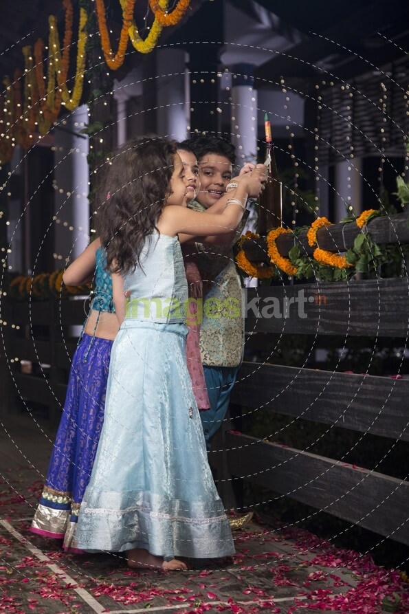 kids burning crackers on diwali 
