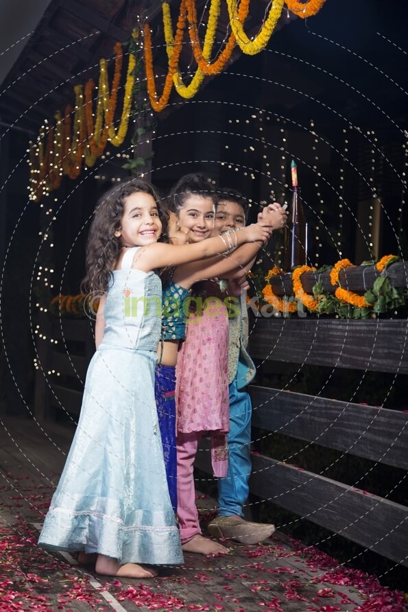 kids burning crackers on diwali 