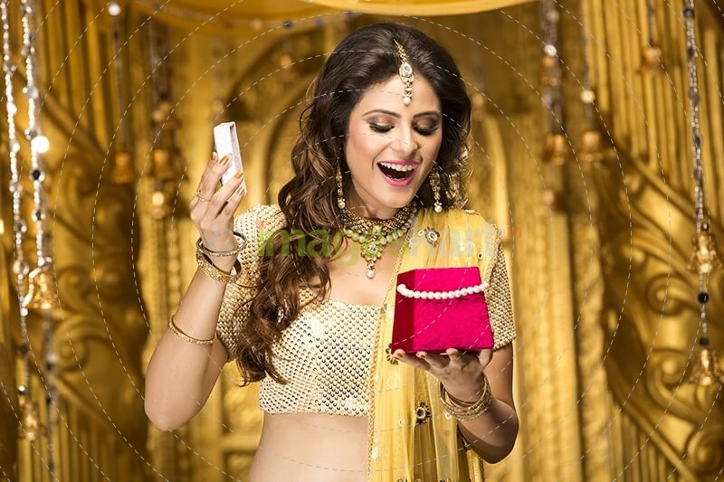 woman in traditional wera with a jewellery box 