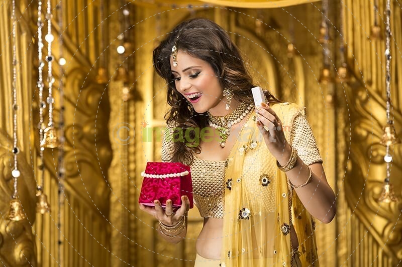woman in traditional wera with a jewellery box 