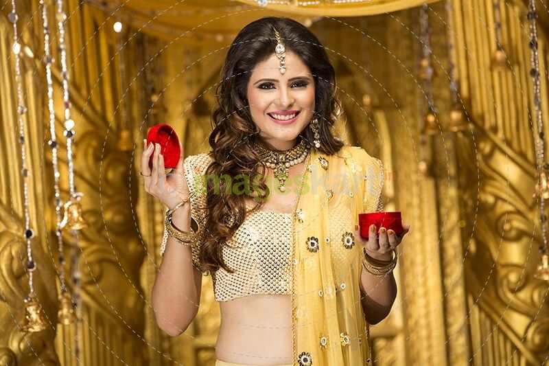 woman in traditional wera with a jewellery box 