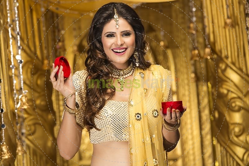 woman in traditional wera with a jewellery box 