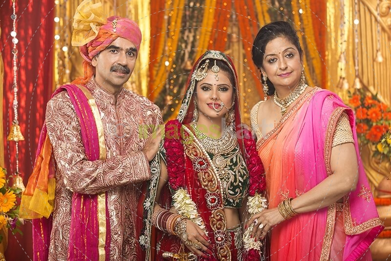 bride with her parents 