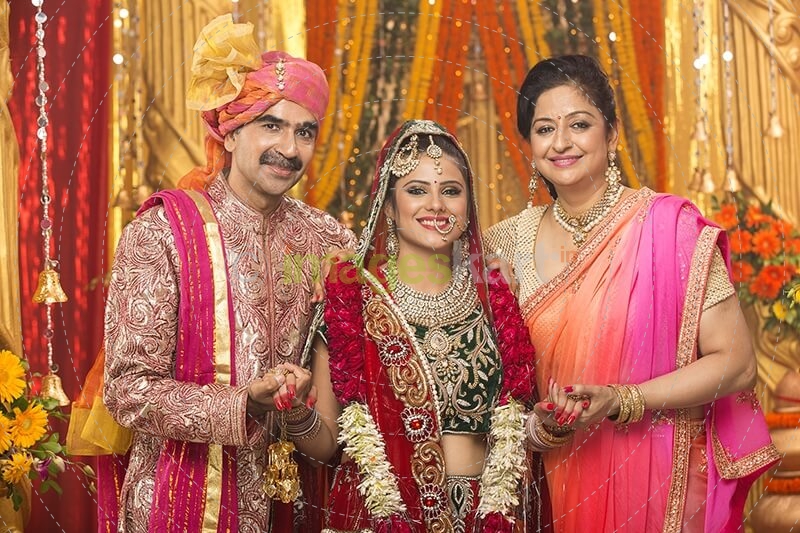 bride with her parents 