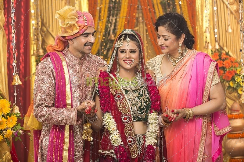 bride with her parents 