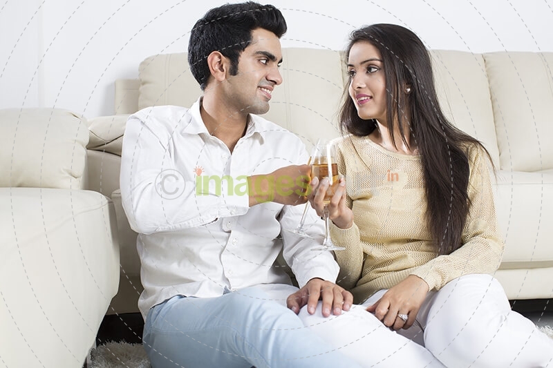 couple posing with champagne glasses 