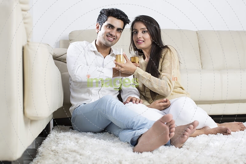 couple posing with champagne glasses 