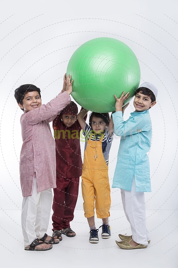 kids with ball 