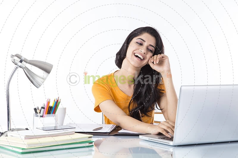 woman sitting and working on laptop 