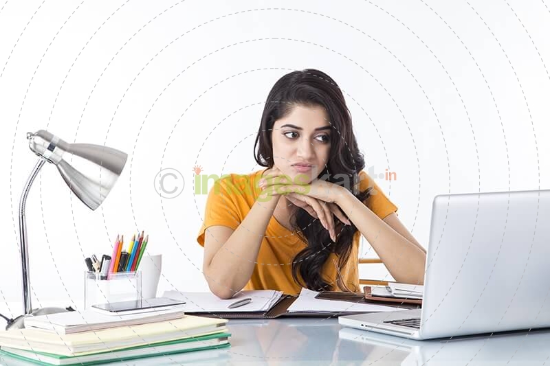 woman sitting and working on laptop 