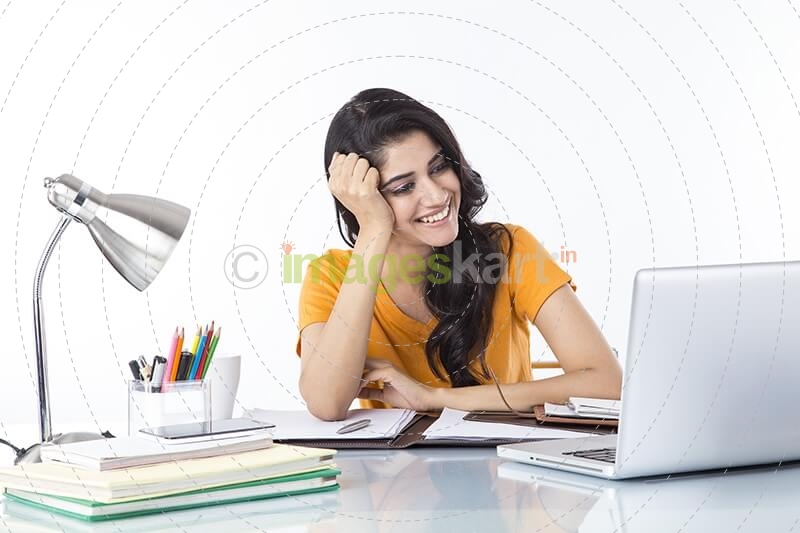 woman sitting and working on laptop 