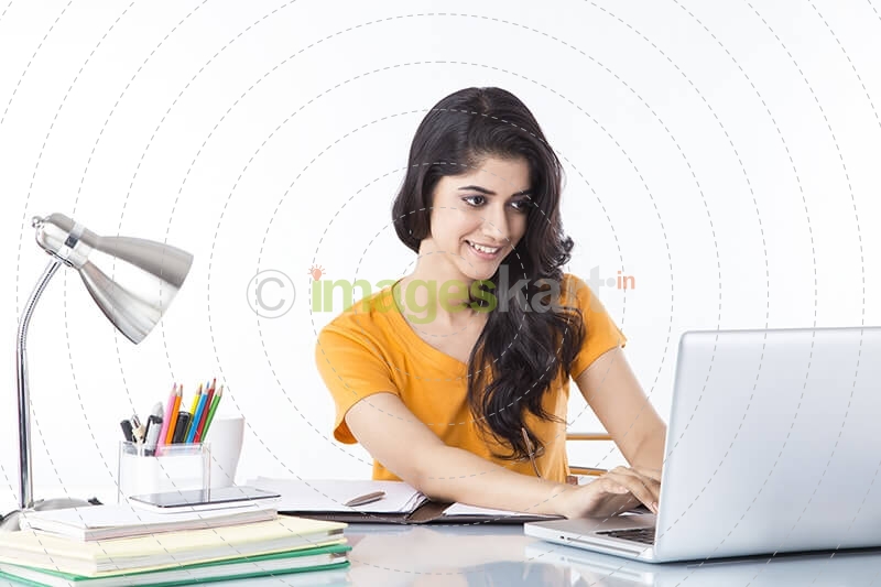 woman sitting and working on laptop 