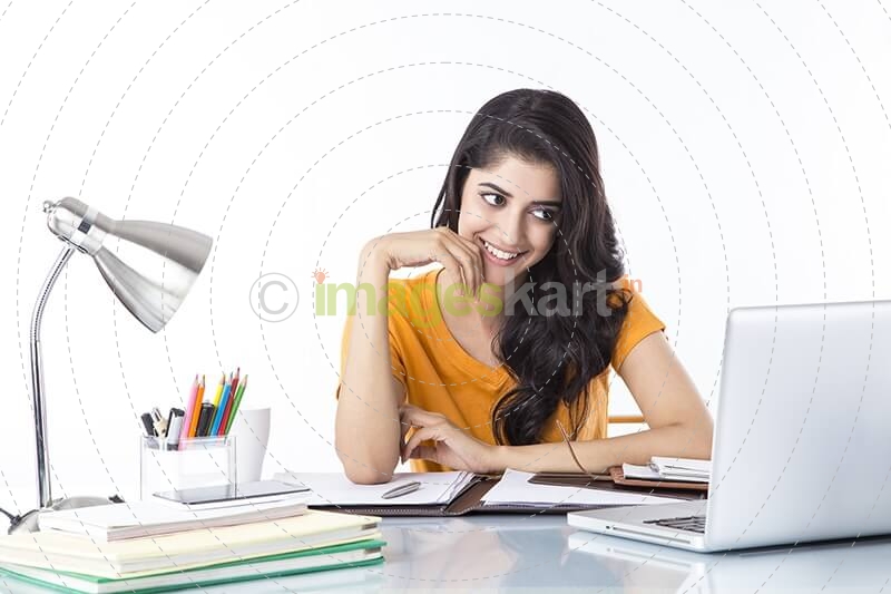 woman sitting and working on laptop 