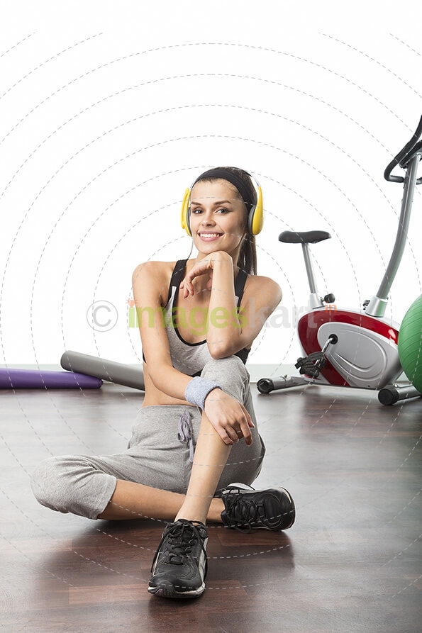 girl in gym listening to music