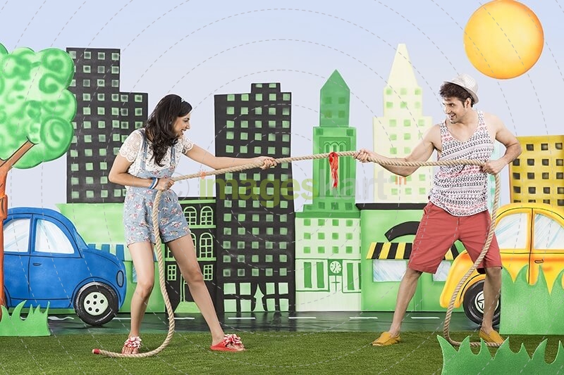 couple pulling rope in the park