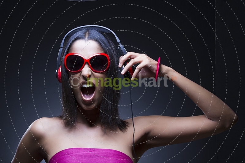 Screaming girl headphones