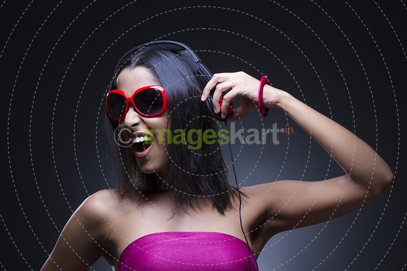 Screaming girl headphones