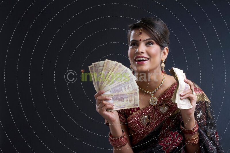 indian bride with 500 rupee notes