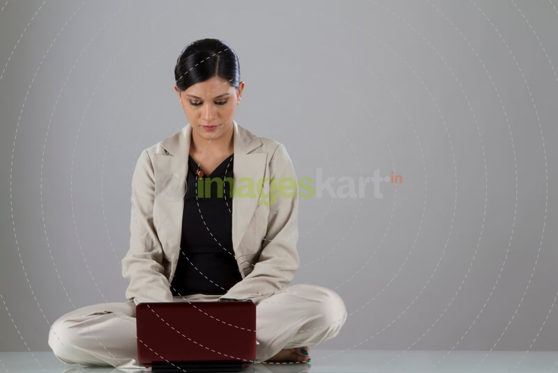 woman sitting down and looking at the laptop