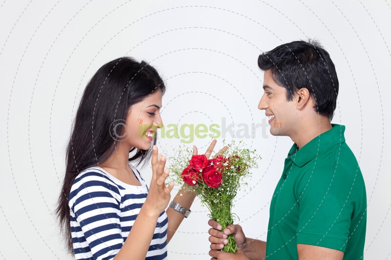 guy proposing girl