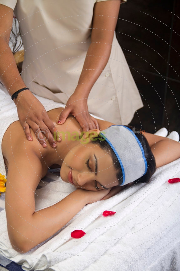 spa therapist giving massage
