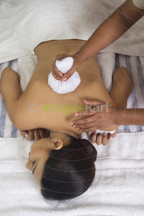 therapist applying pouch at the back 