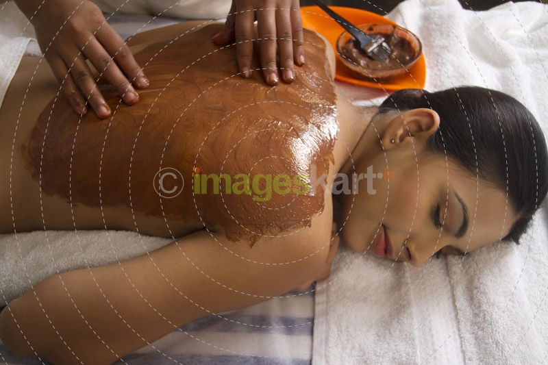 therapist applying ayurvedic  pack 