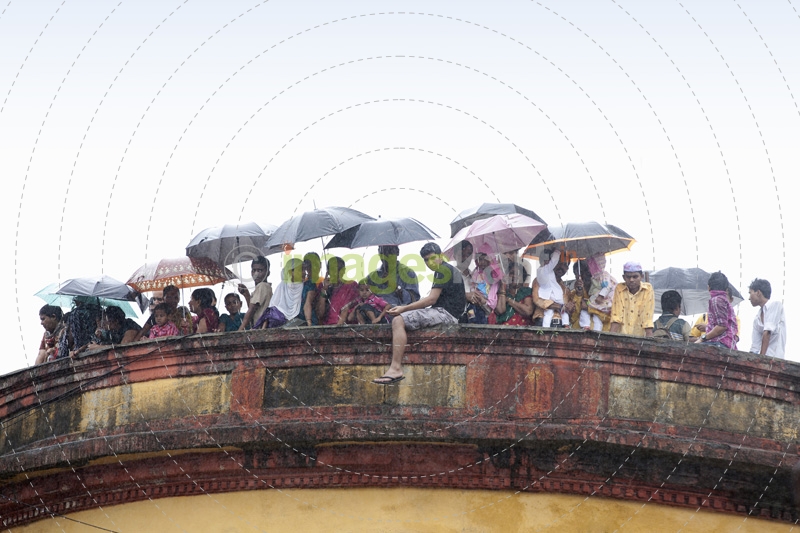 crowd looking at the ganesh chaturthi festival 
