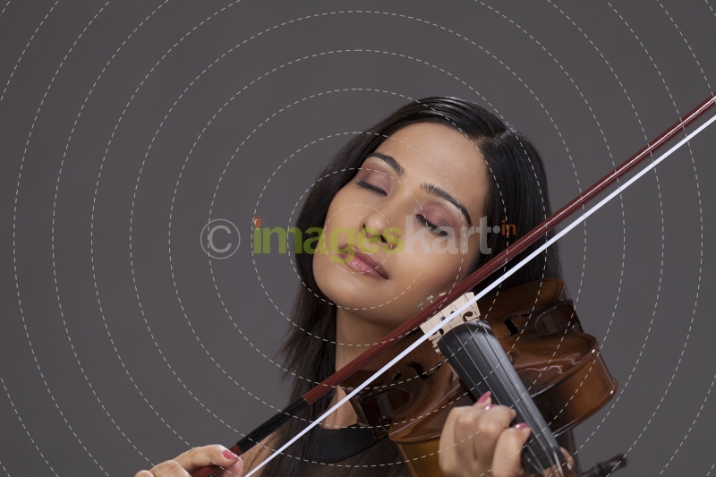 girl playing violin 