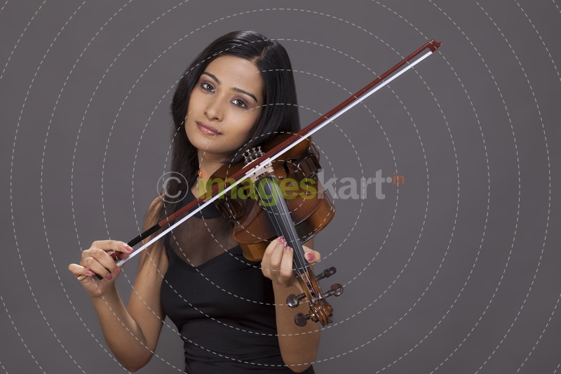 girl posing while playing violin