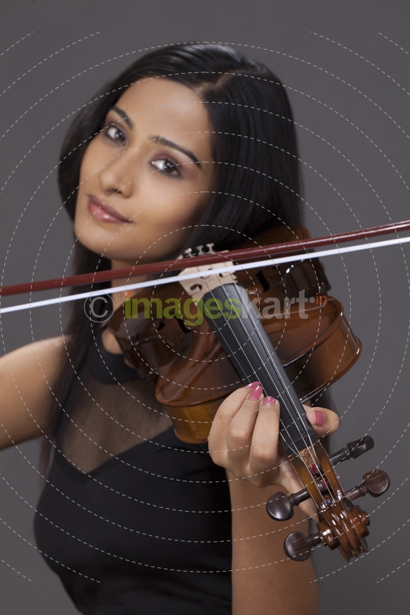 girl posing while playing violin