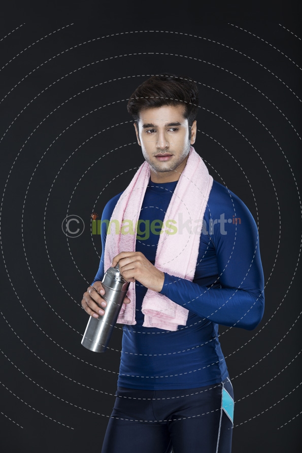 sports man with sipper looking away from the camera 
