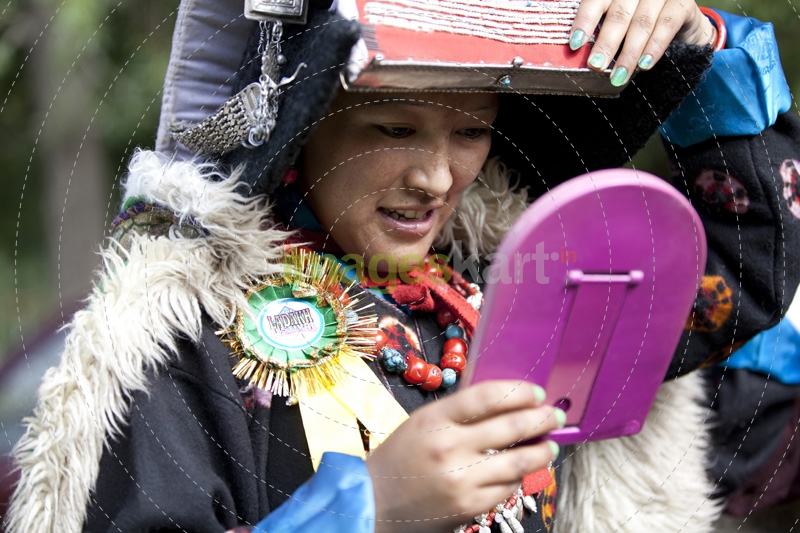 portrat of a tibetan woman in a traditional dress code