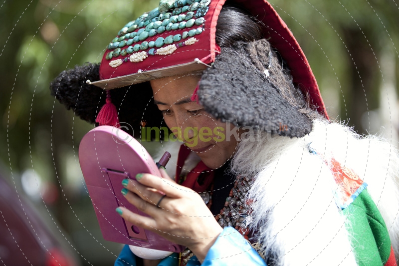 portrat of a tibetan woman in a traditional dress code
