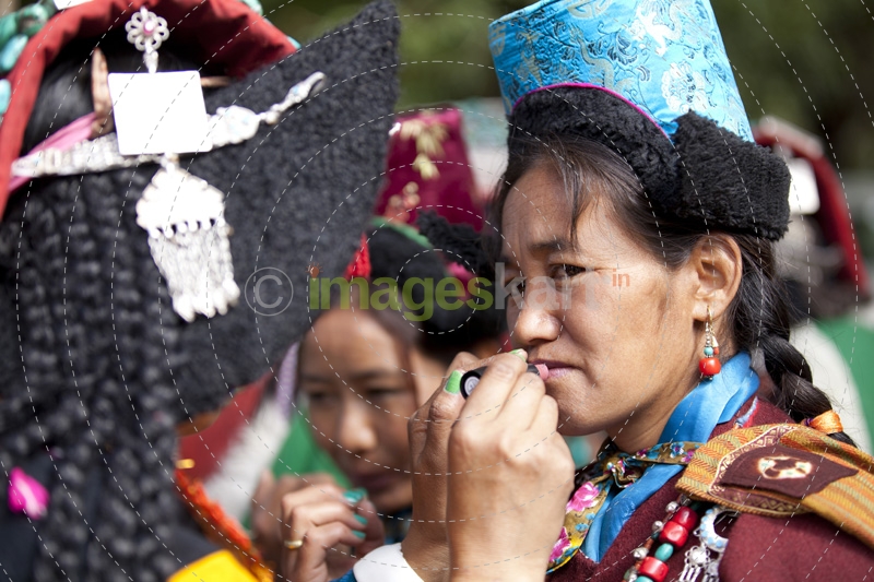 portrat of a tibetan woman in a traditional dress code