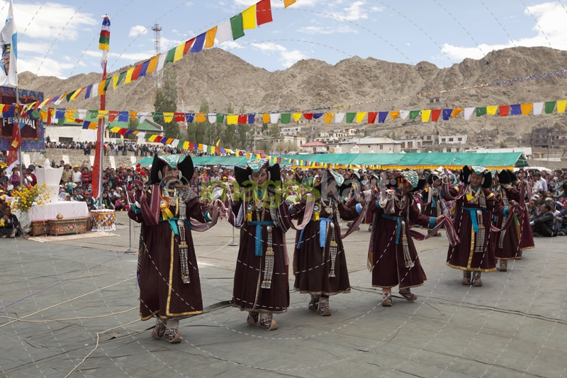 traditional tibetan women performing folk dance