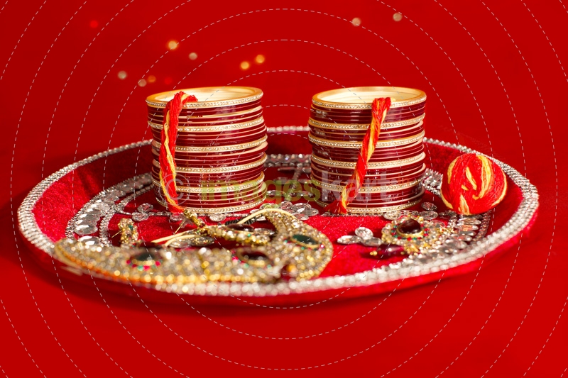 chuda and jewellery in decoartive thaali