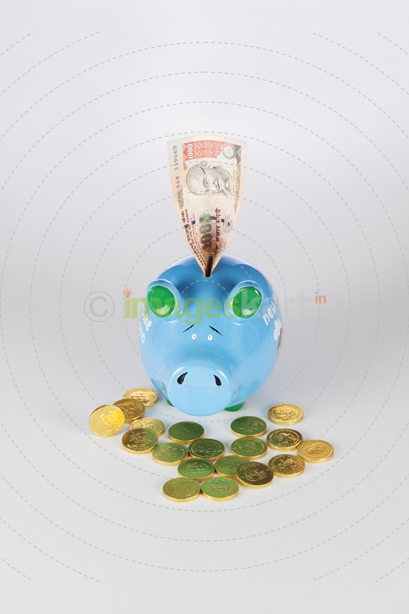 piggy bank with gold coins and note