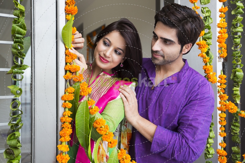 couple decorating home for griha pravesh