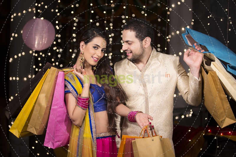 couple with shopping bags