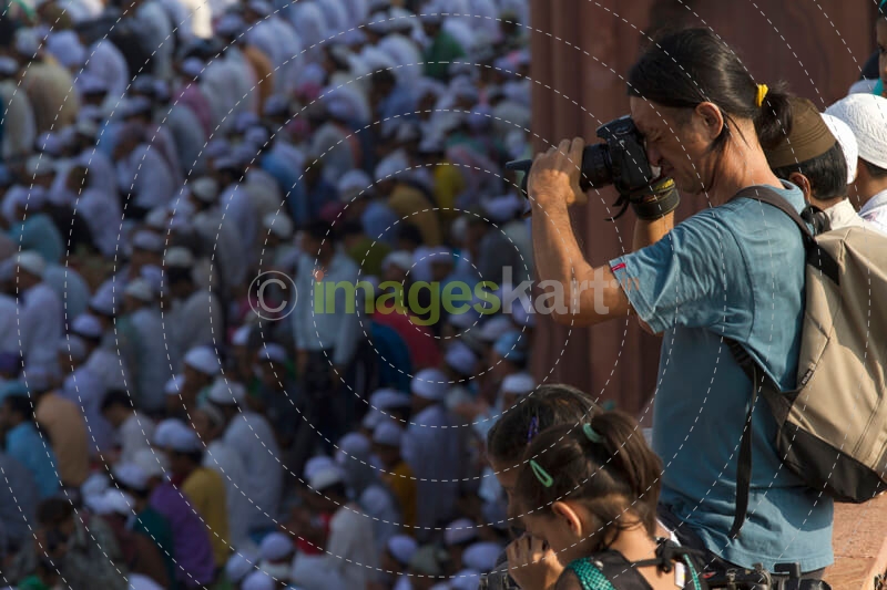 people praying at jama masjid 