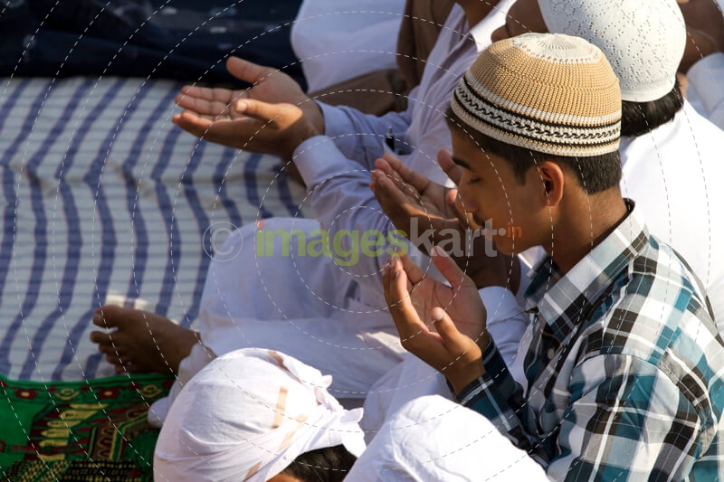 people gathered at masjid for namaz