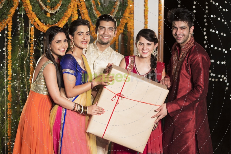 couples with a huge diwali present 