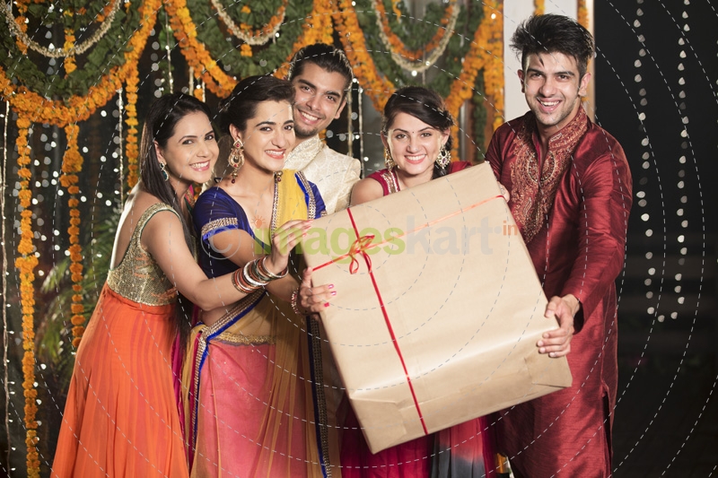 couples with a huge gift